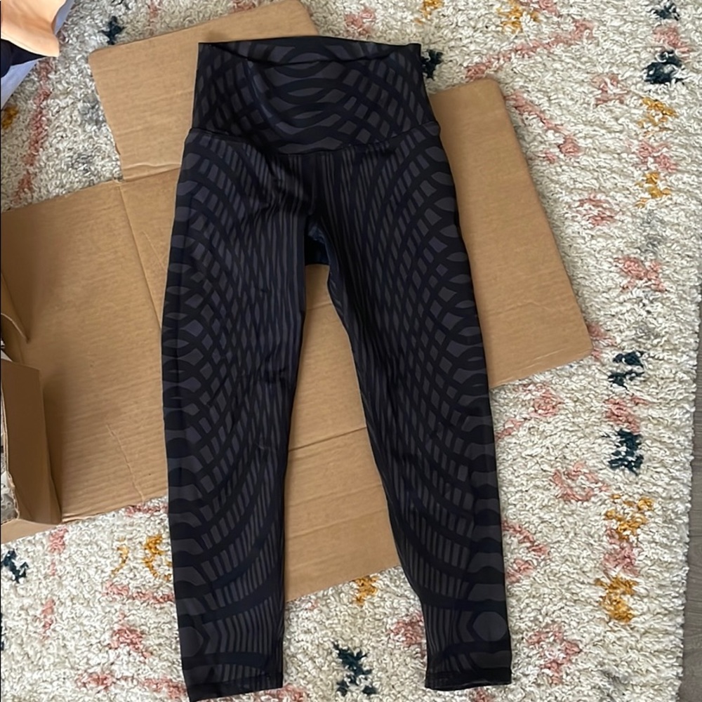 alo leggings black patterned